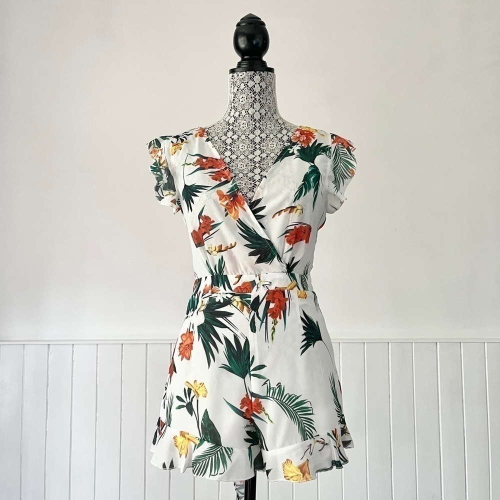 Pretty Little Thing White Tropical Print Cutout Tie Back Romper Size 2